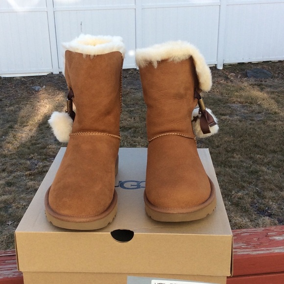 UGG W IRINA STAR CHARM - Picture 2 of 6